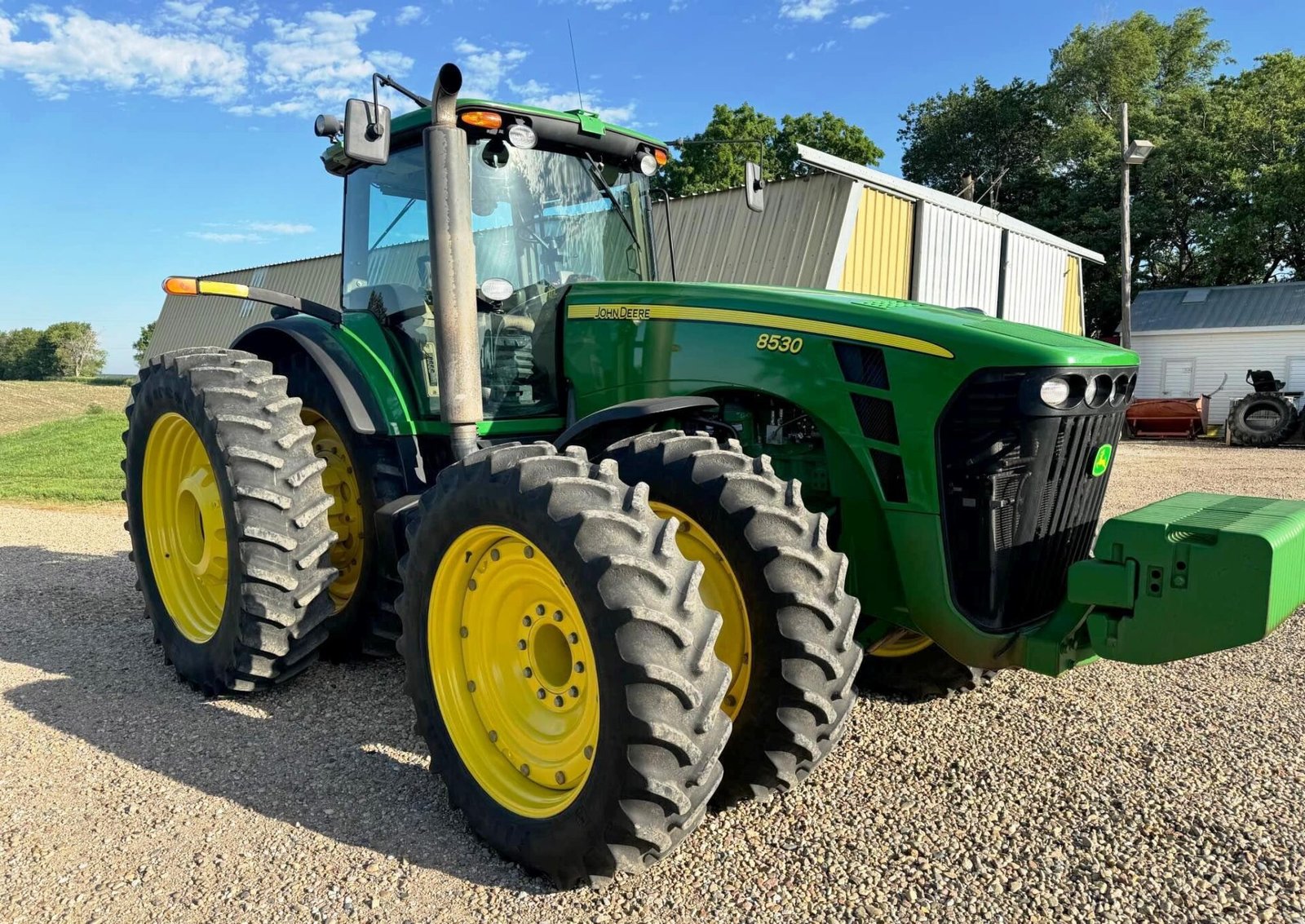 Обслужване на трактор John Deere – смяна на масло и филтри в земеделско стопанство