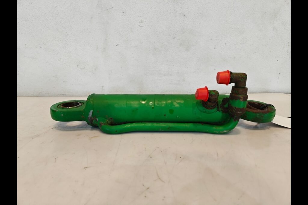 Хидравличен цилиндър John Deere, OEM AL150655 / AL161369. Съвместим с модели 6010–7520. Тегло 6 кг. Купи от Агроактив!