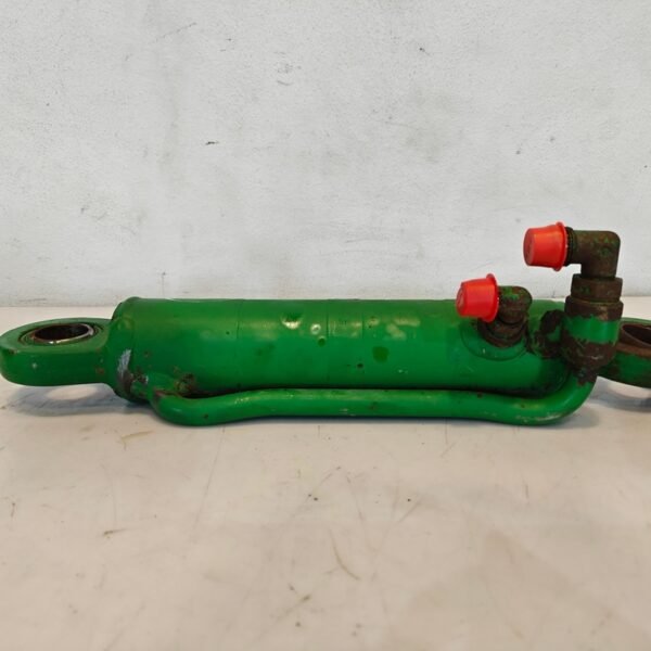 Хидравличен цилиндър John Deere, OEM AL150655 / AL161369. Съвместим с модели 6010–7520. Тегло 6 кг. Купи от Агроактив!