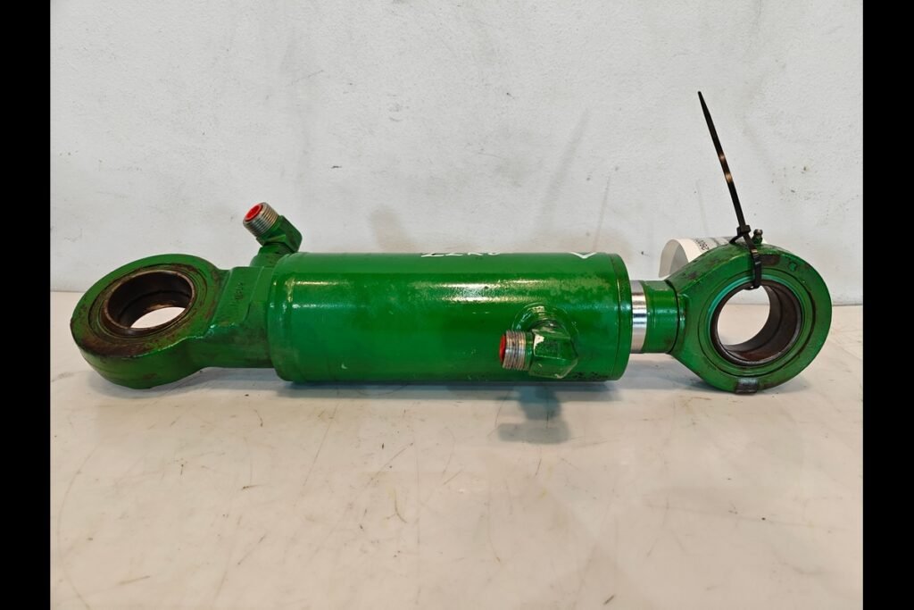 Хидравличен цилиндър John Deere за 8R и 8000/8020/8030 серии. OEM RE186113 и TA20415. Тегло 22 кг. Проверете съвместимостта. Купи от Агроактив!