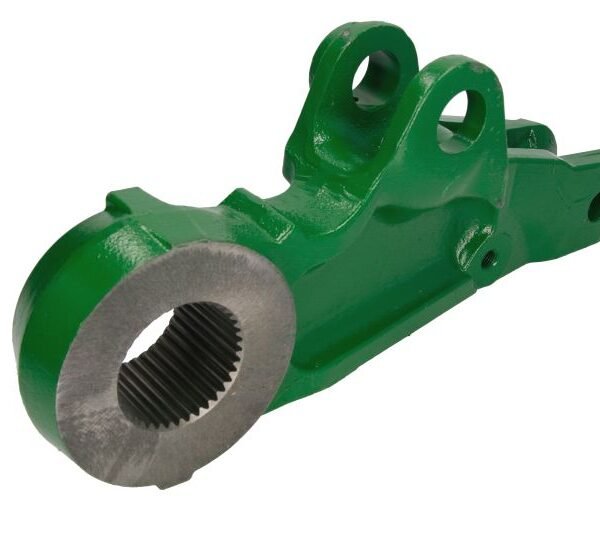 Ляв повдигащ лост STR-15A037 за John Deere 500, 600, 6800, 6810, 6900, 6910, 6910S, 740, 7405 и 7500. Полско производство.